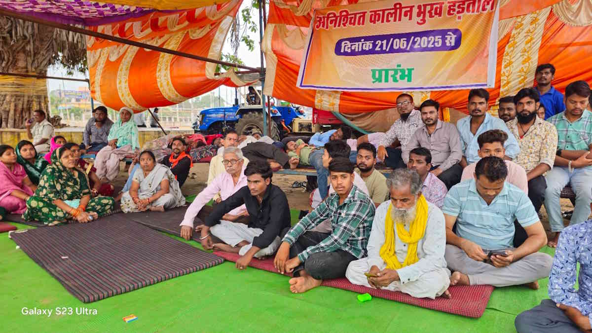 व्यवस्थापन के विरोध में भूख हड़ताल पर बैठे शुक्रवारी बाजार के फुटकर व्यापारी, न प्रशासन सुध ले रहा, न निगम के जिम्मेदार…