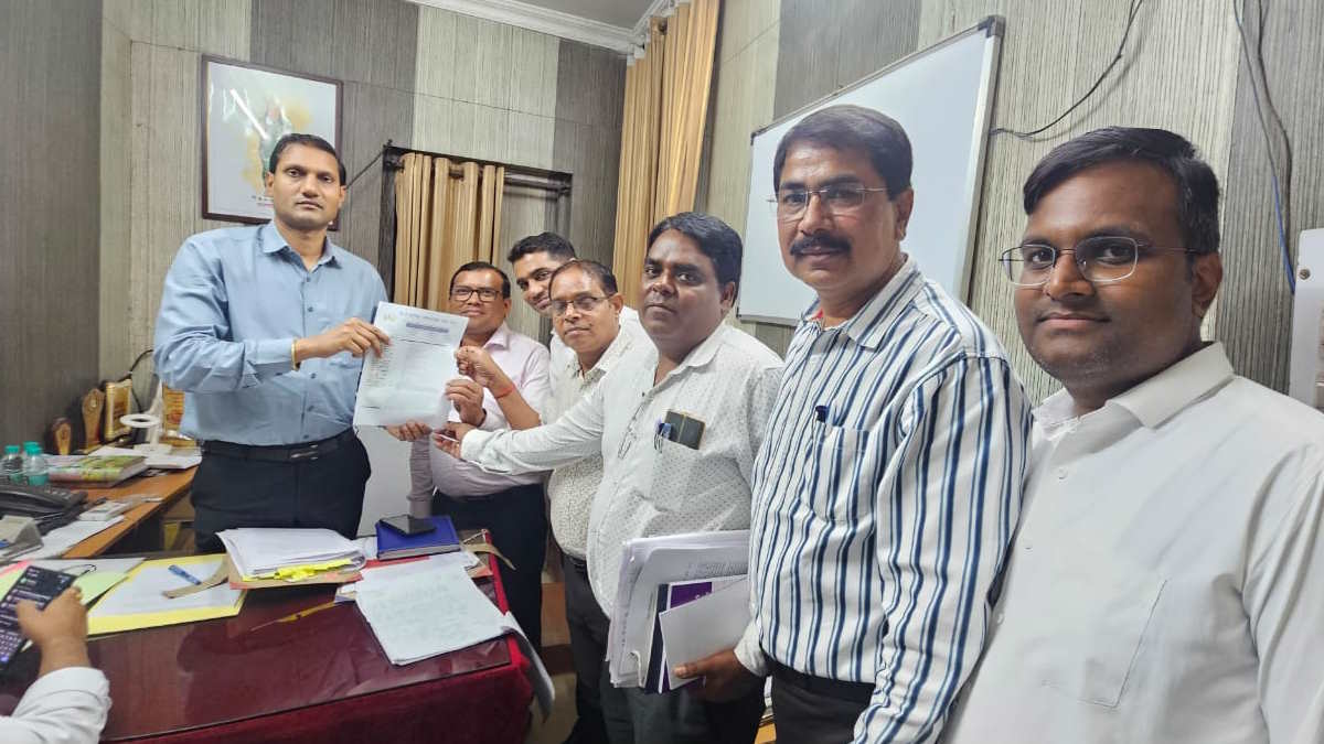 तहसीलदारों-नायाब तहसीलदारों के खिलाफ एकपक्षीय कार्रवाई पर कनिष्ठ प्रशासनिक सेवा संघ ने जताई आपत्ति, कलेक्टर के नाम सौंपा ज्ञापन…