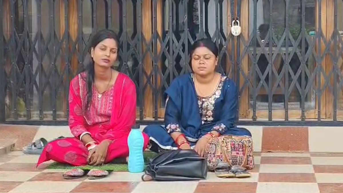 तहसीलदार पति के साथ रहने की जिद पर अड़ी रेनु ने त्यागा अन्न-जल, 48 घंटे का अल्टीमेटम देते हुए आत्मदाह की दी धमकी, देखिए नया वीडियो संदेश…
