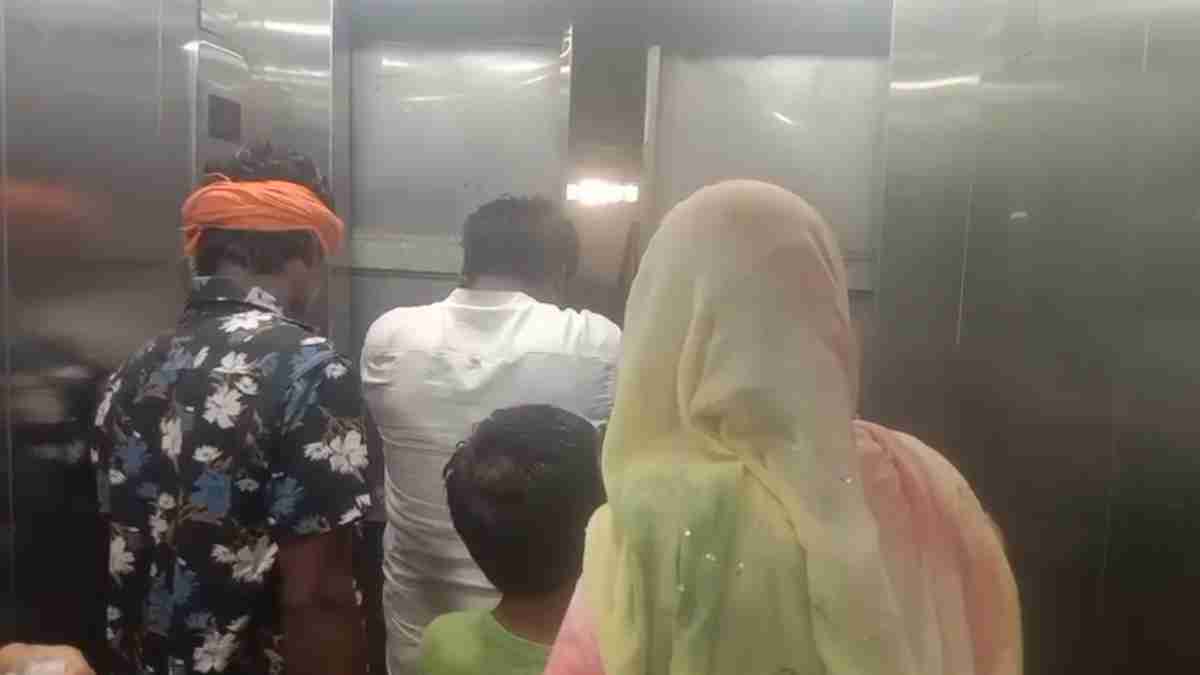 अस्पताल की लिफ्ट में फंसी जिंदगी: आधे घंटे तक घुटता रहा मरीज के परिजनों का दम, सवालों के घेरे में उज्जैन का ये अस्पताल