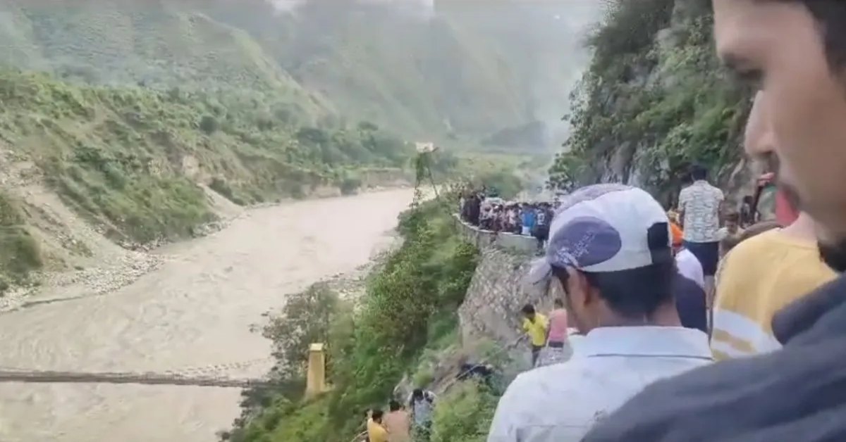 रुद्रप्रयाग में बड़ा हादसा : यात्रियों से भरी बस अलकनंदा नदी में गिरी, एक व्यक्ति का मिला शव