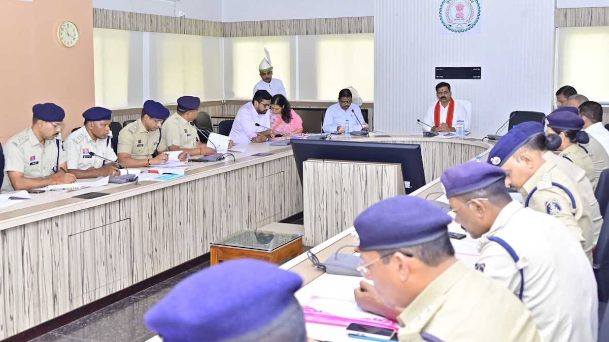 गौवंश तस्करी पर लगाम कसने लिया गया बड़ा फैसला, आरोपियों पर सफेमा लागू कर अटैच की जाएगी संपत्ति, संलिप्त पुलिस अधिकारी-कर्मचारी को तत्काल विभाग से किया जाएगा बाहर…