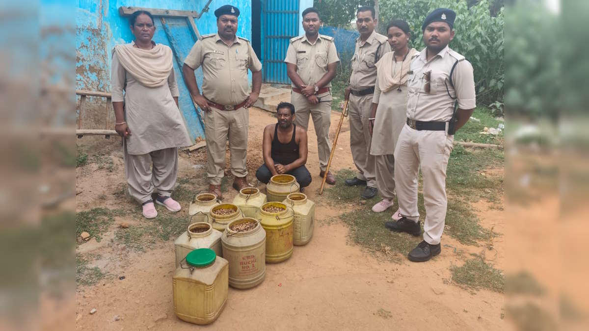 अवैध शराब बनाने वाले पर कार्रवाई से बिफरे भाजपा पार्षद और भाजयुमो पदाधिकारी, SI से गाली-गलौच करते हुए दी जान से मारने की धमकी, थाने में शिकायत दर्ज…