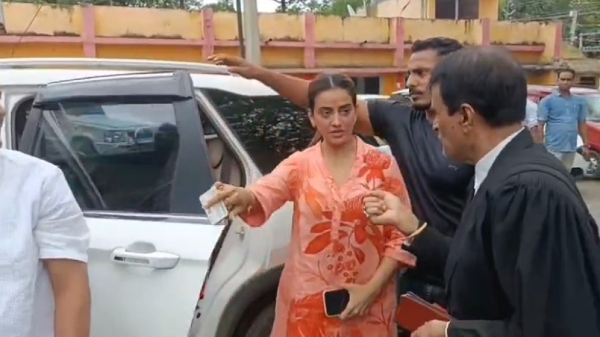 भोजपुरी एक्ट्रेस अक्षरा सिंह ने कोर्ट में किया आत्मसमर्पण, एक झलक पाने को बेताब नजर आए लोग, जानें पूरा मामला?