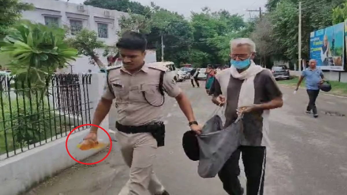 साहब मैं तंग आ गया हूं….हाथ में तेल की बोतल लेकर आत्मदाह करने कलेक्ट्रेट पहुंचा किसान, परिसर में मचा हड़कंप