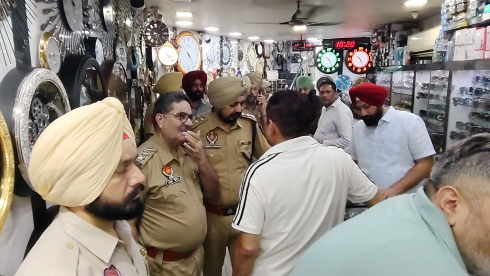 भरे बाजार में चली गोलियां, शातिर हुए फरार