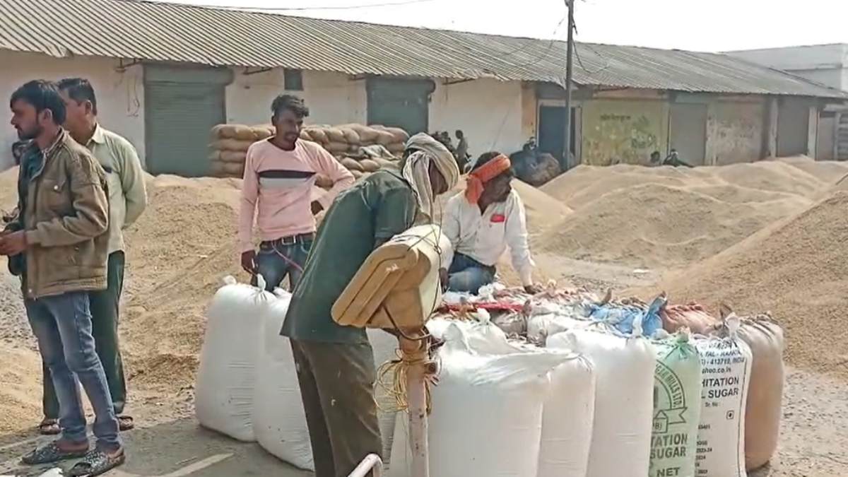 47 करोड़ का धान परिवहन घोटाला मामला: 16 राइस मिलर्स और 12 अधिकारियों कर्मियों के खिलाफ FIR