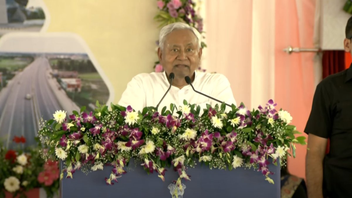 ‘ऐ खड़ा हो, सब खड़ा हो…’, नीतीश ने PM मोदी के लिए सभी लोगों को कराया खड़ा, फिर कही ये बात…