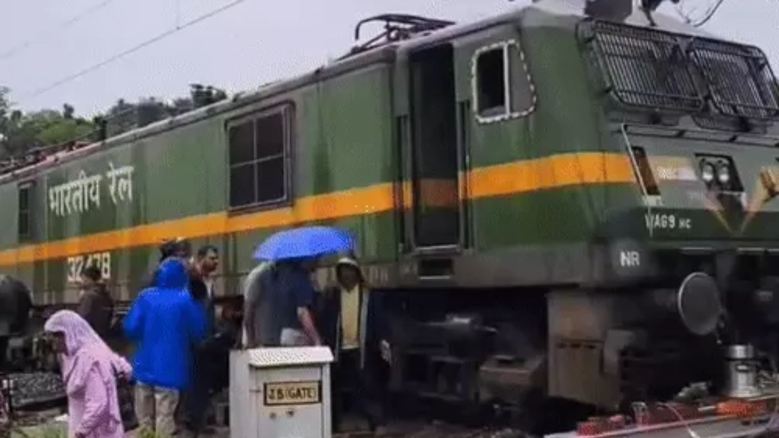 पठानकोट आ रही ट्रेन के इंजन और तीन डिब्बे उतरे पटरी से, कई ट्रेन अस्थाई रूप से रद्द कुछ डायवर्ट
