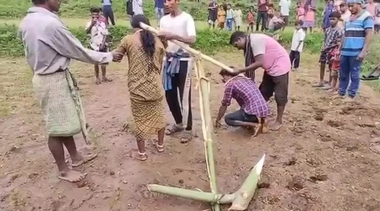 प्रेम विवाह करने की ऐसी सजा… खेत में बैलों की तरह जोता गया प्रेमी जोड़े को