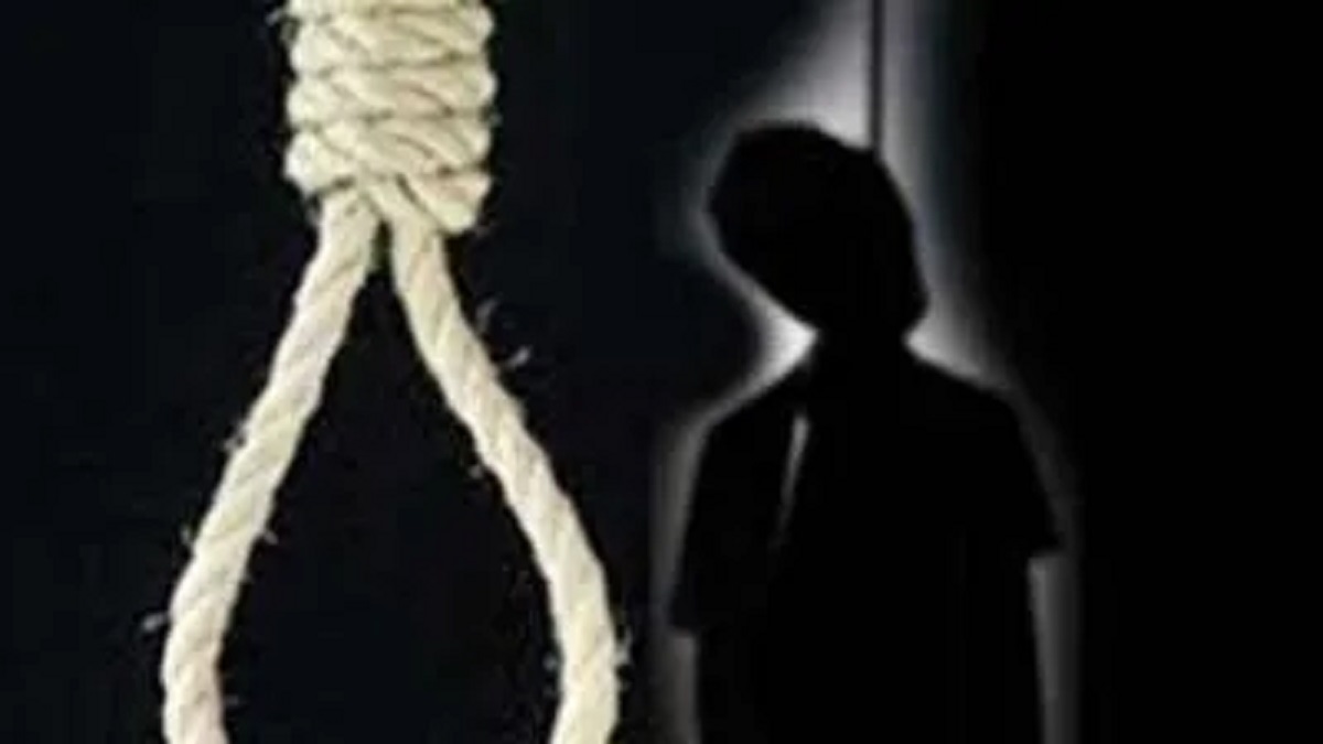 खेत में धान रोपने गए थे परिवार के लोग, घर पहुंचा तो फंदे से लटका मिला बेटे का शव, पड़ोसी पर हत्या का आरोप