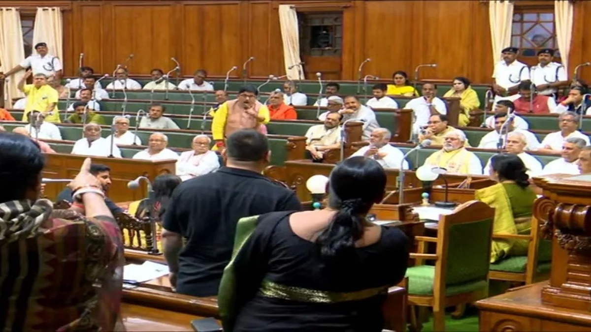 Bihar Monsoon Session: बिहार विधानसभा में हंगामा: RJD-BJP विधायकों के बीच हाथापाई, मार्शल को संभालना पड़ा मोर्चा