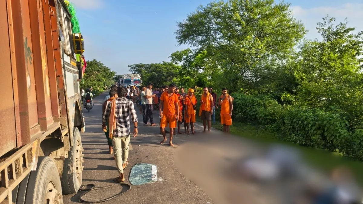 बिहार में भीषण सड़क हादसा: खड़े ट्रक से टकराई CNG ऑटो, इंजीनियरिंग के 3 छात्रों की दर्दनाक मौत