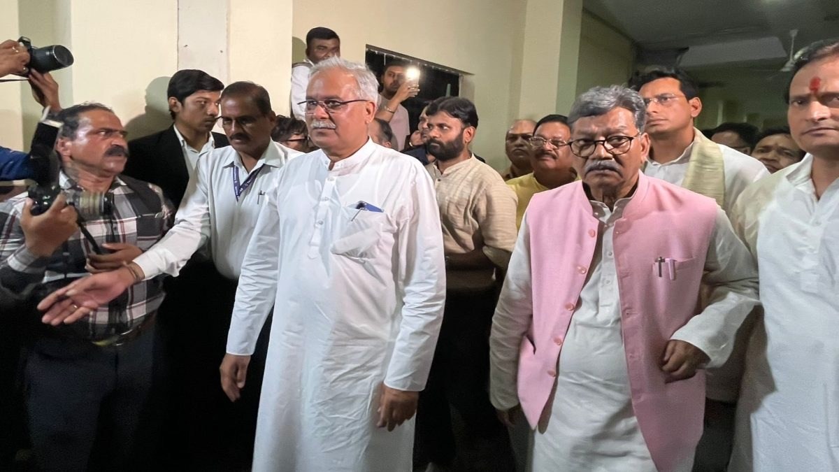 चैतन्य बघेल ED की विशेष कोर्ट में पेश : पूर्व मुख्यमंत्री भूपेश बघेल, नेता प्रतिपक्ष चरणदास महंत समेत सभी कांग्रेस विधायक पहुंचे न्यायालय …