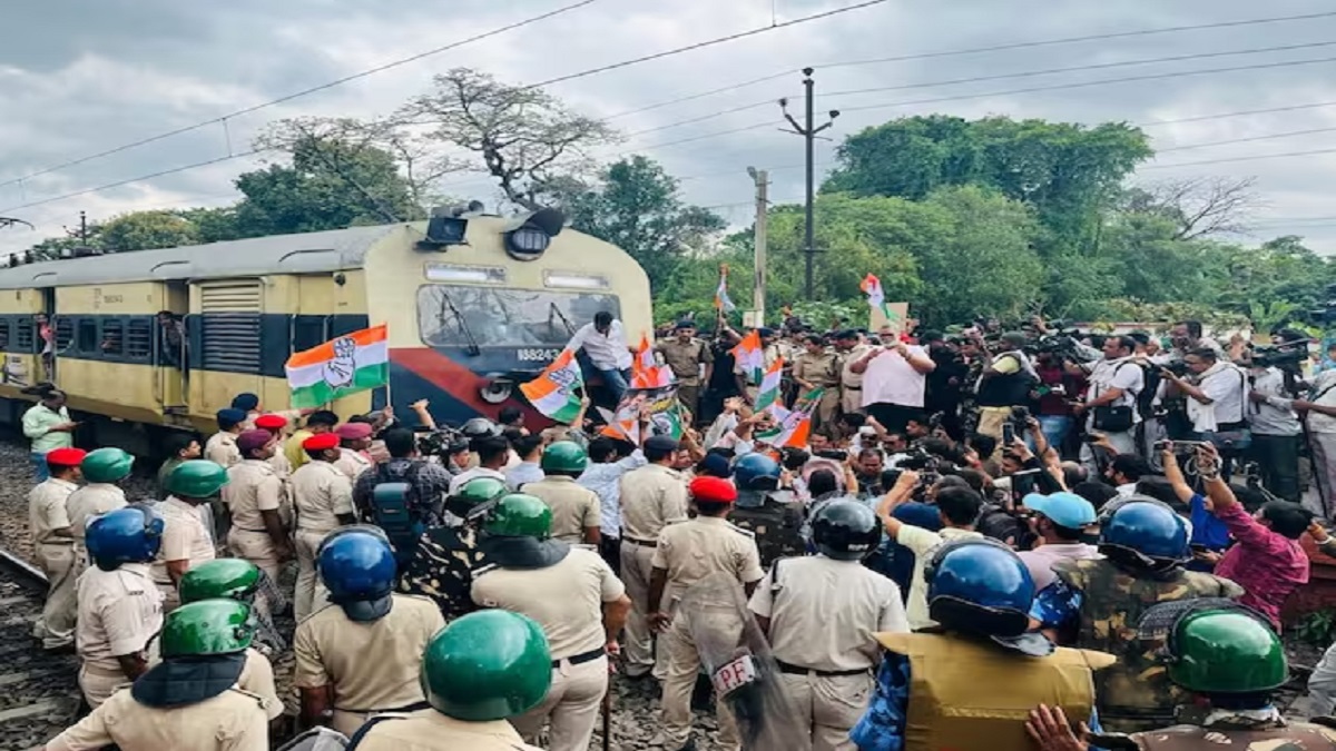 लगता है नहीं रुकेगी…बिहार बंद के दौरान रेलवे ट्रैक पर कर रहे थे प्रदर्शन, तभी फुल स्पीड में आ गई ट्रेन, बैनर-झंडा छोड़ भागने लगे लोग