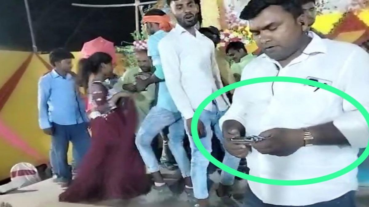 ‘ई है मोतिहारी जिला, खड़े-खड़े ठोक देला किला’, बार बालाओं के साथ मुखिया के बेटे का डांस और फायरिंग का VIDEO वायरल