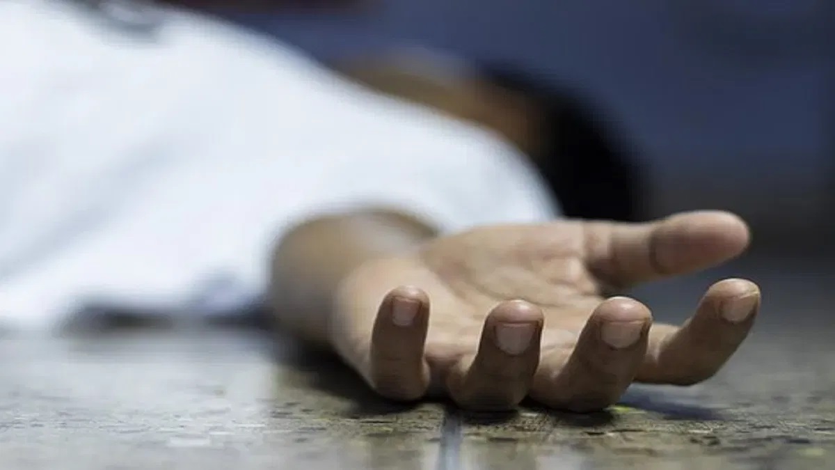 बेतिया: पत्नी को बचाने के चक्कर में पति की दर्दनाक मौत, महिला बुरी तरह झुलसी