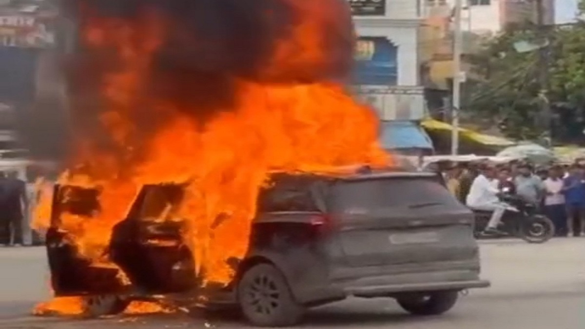 Bihar News: चलते-चलते बीच सड़क पर आग का गोला बनी CNG कार, टला बड़ा हादसा