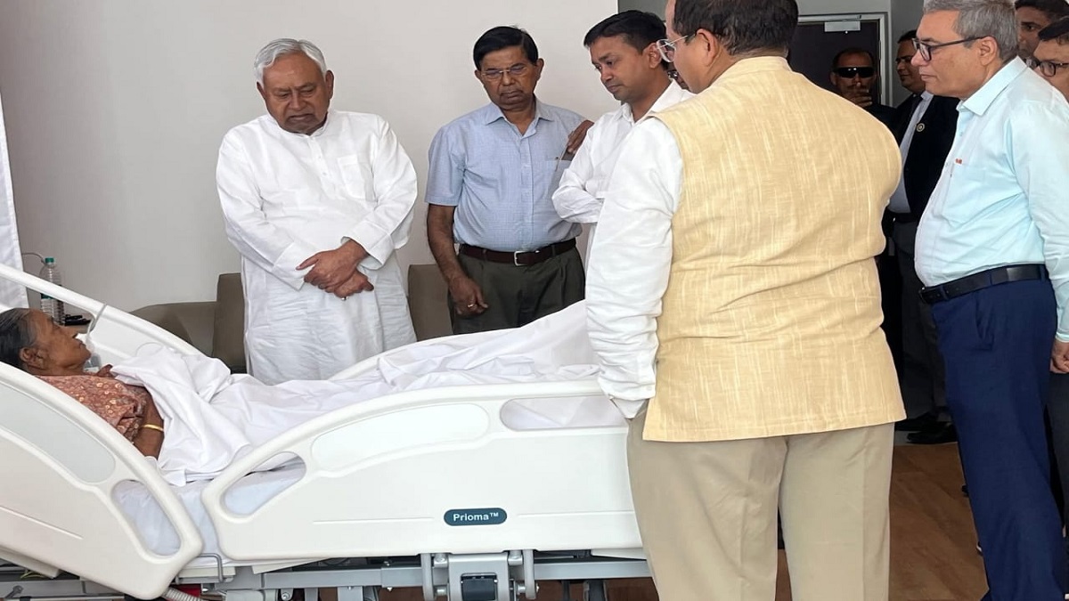 अपनी बड़ी बहन प्रभा सिन्हा से मुलाकात करने मेदांता अस्पताल पहुंचे CM नीतीश, शीघ्र ही स्वस्थ होने की कामना