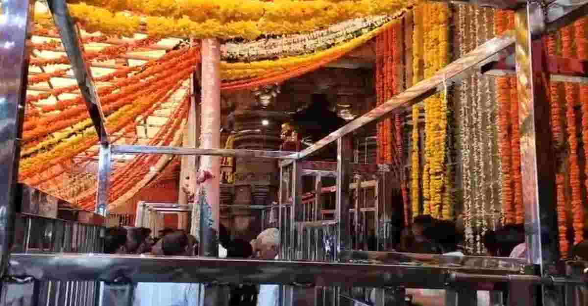 ओंकारेश्वर में उमड़ी श्रद्धालुओं की भीड़: शाम को निकलेगी सवारी, नर्मदा में नौका विहार करेंगे भगवान ओंकारेश्वर-ममलेश्वर
