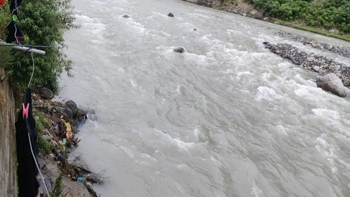 ब्यास नदी खतरे के निशान पर, लोगों को सचेत रहने की जरूरत