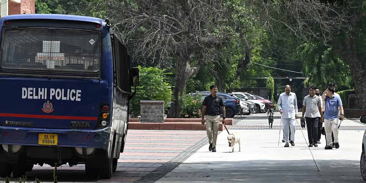 दिल्ली के 20 स्कूलों को फिर मिली बम की धमकी, मौके पर फायर विभाग और पुलिस की टीम