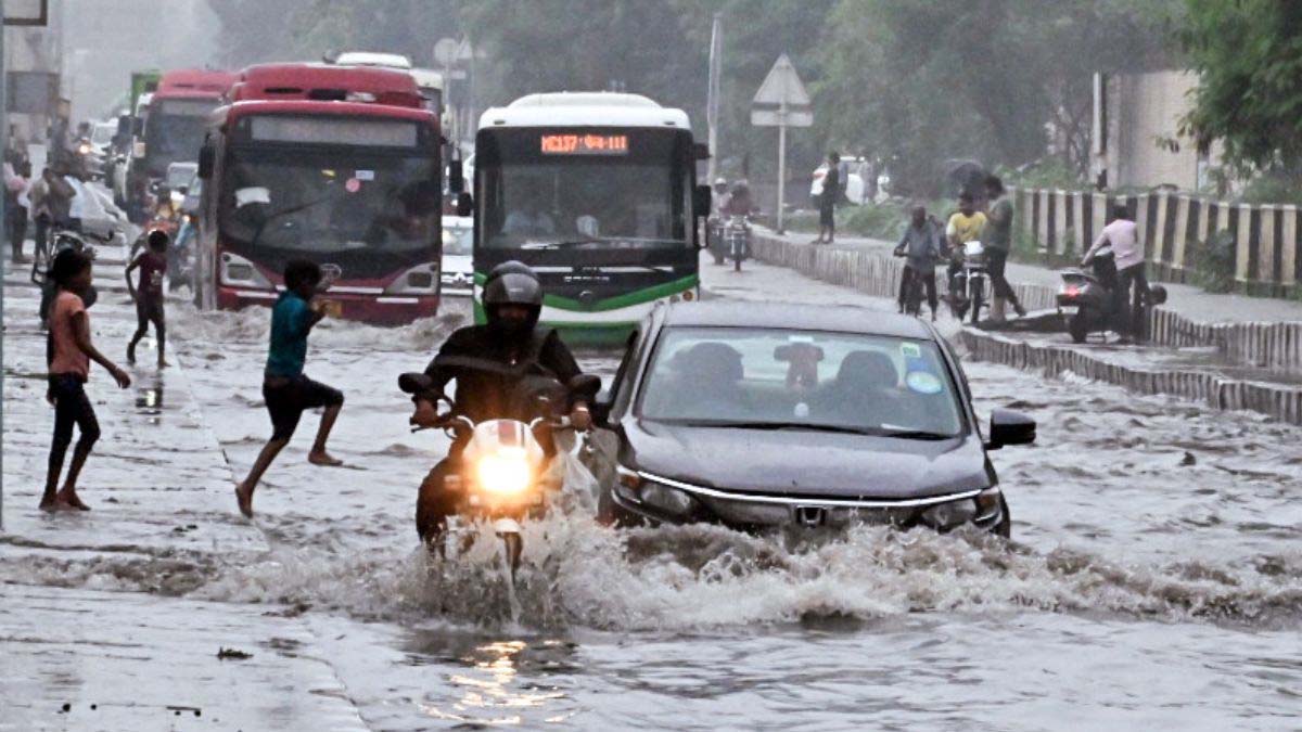 दिल्ली-NCR में भारी बारिश, सड़कों पर भरा पानी, कई इलाके जलमग्न, यमुना का जलस्तर बढ़ा, IMD ने ऑरेंज और रेड अलर्ट किया जारी