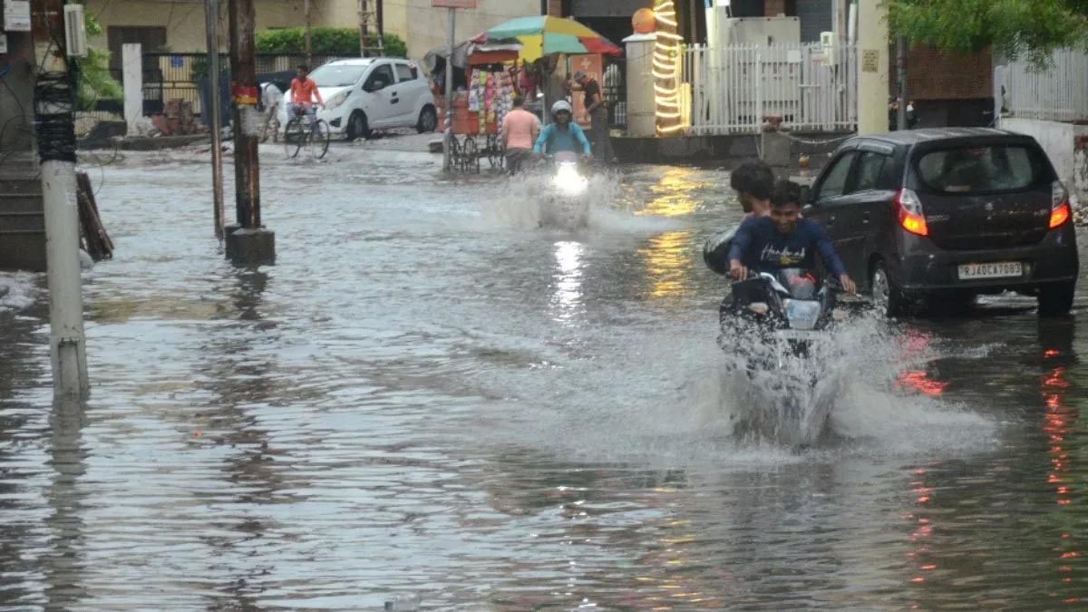 दिल्ली-NCR में मौसम ने ली करवट, सुबह से झमाझम बारिश ने दी उमस से राहत, IMD ने जारी किया येलो अलर्ट