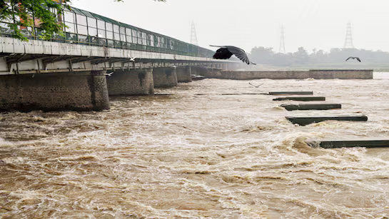 हथिनीकुंड बैराज में बढ़ा पानी का स्तर, छोड़ा गया 54,000 क्यूसेक पानी, उफान पर यमुना नदी, निचले इलाकों के लिए अलर्ट जारी