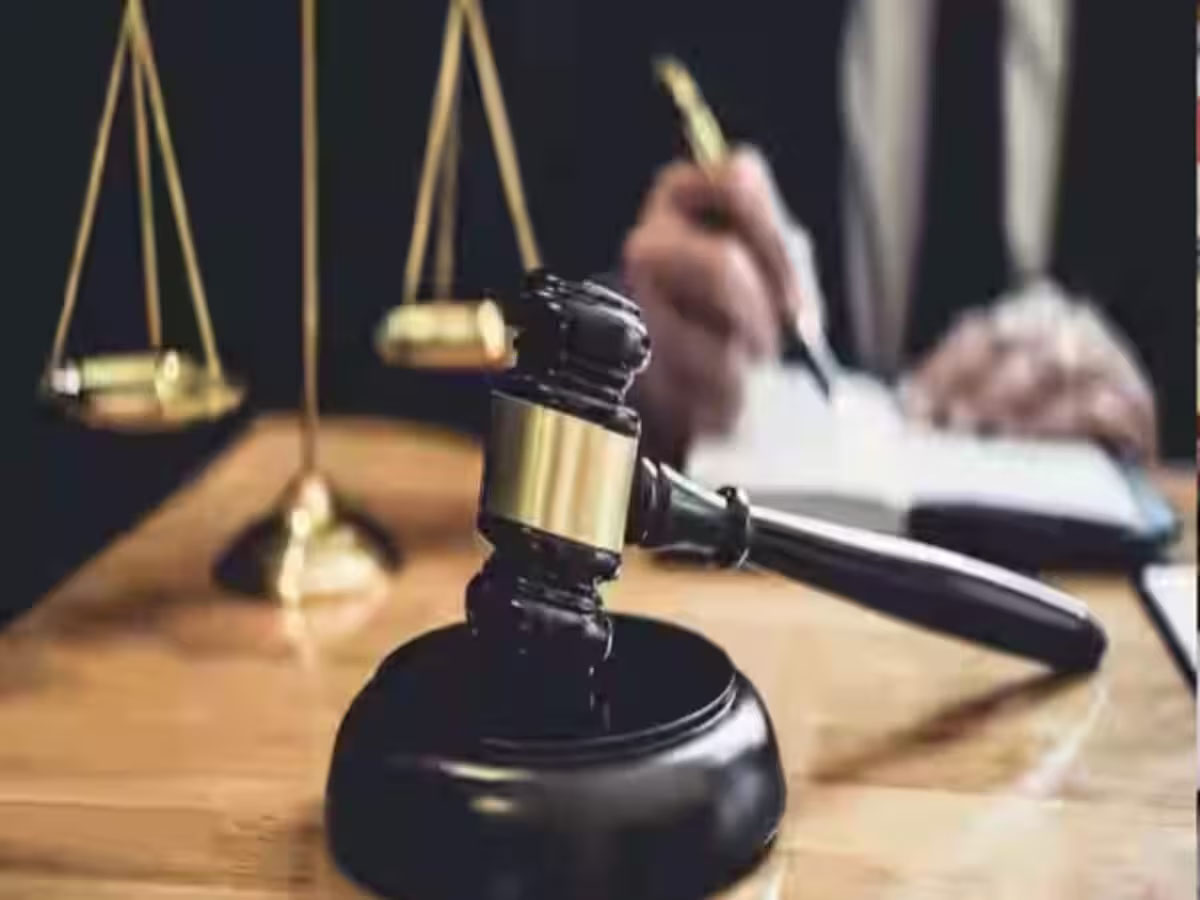 महिला संबंध बनाने को कर रही मजबूर’, कोर्ट ने शख्स से दूर रहने का दिया आदेश, कहा- ‘300 मीटर दूर रहो, वरना खैर नहीं’