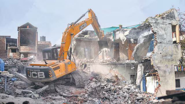 दिल्ली में फिर गरजा बुलडोजर, गांधी नगर में अवैध निर्माण और अतिक्रमण पर DDA और MCD का ऐक्शन