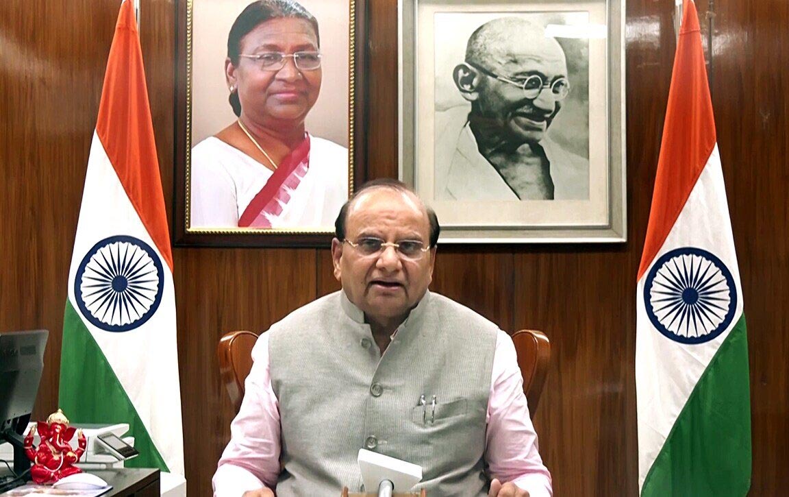 दिल्ली के मुख्य सचिव ने LG को लिखा पत्र, कहा- अवैध प्रवासी बनवा रहे फर्जी आधार कार्ड, नियमों को सख्त करने की मांग