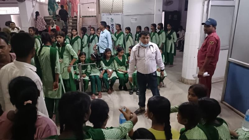 बालिका विद्यालय में खाना खाते ही 80 बच्चियों की बिगड़ी तबियत : उल्टी-दस्त की शिकायत के बाद अस्पताल में कराया गया भर्ती, खाने में छिपकली की आशंका