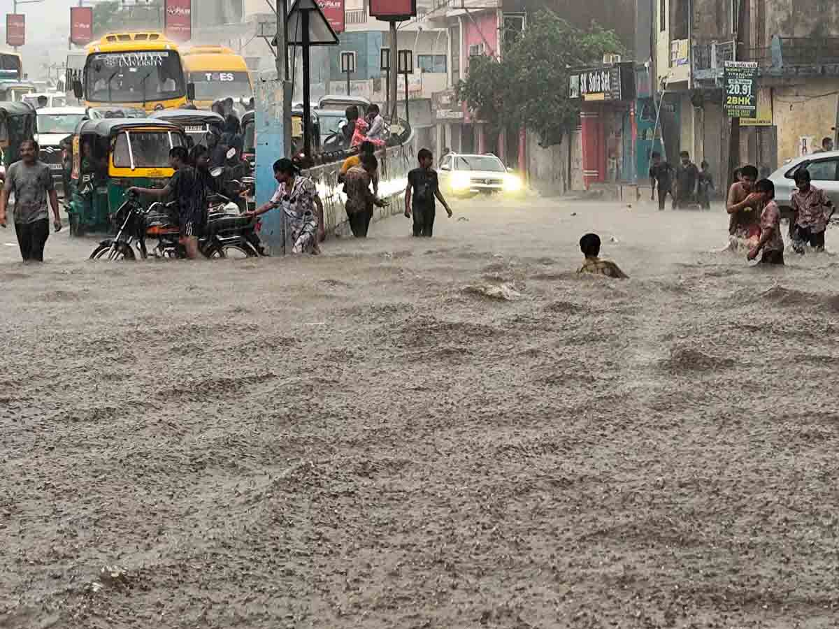 दिल्लीवालों के लिए अलर्ट, सुबह से हो रही बारिश से कई जगह जलभराव, ट्रैफिक जाम में फंसे लोग, घर में ही रहने की सलाह