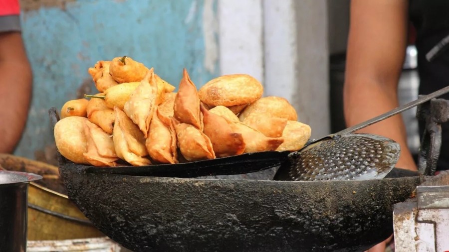 सरकार कर रही JUNK FOOD पर चेतावनी अनिवार्य करने की तैयारी ; PIB ने फैक्ट चेक में बताई इस दावे की सच्चाई