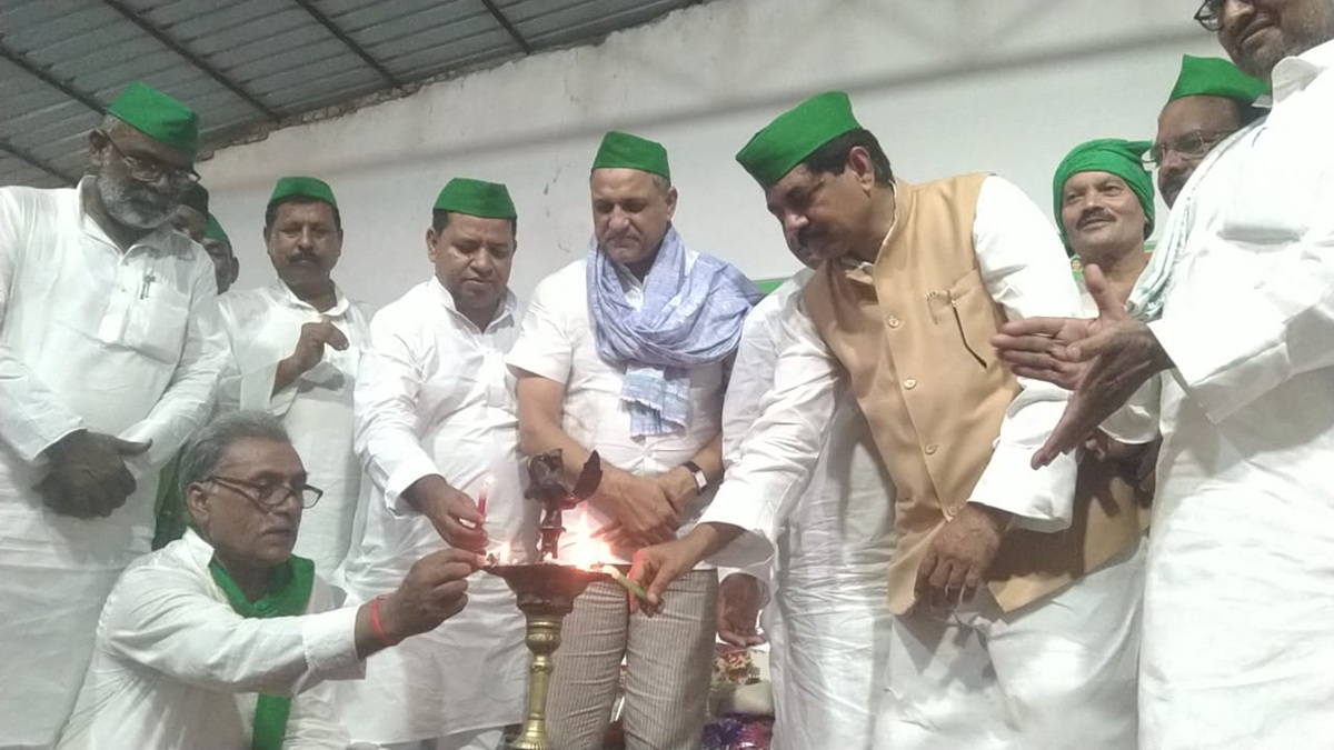 Sudhakar Singh : बक्सर सांसद ट्रैक्टर से पहुंचे किसान महासम्मेलन, सरकार पर बोला हमला
