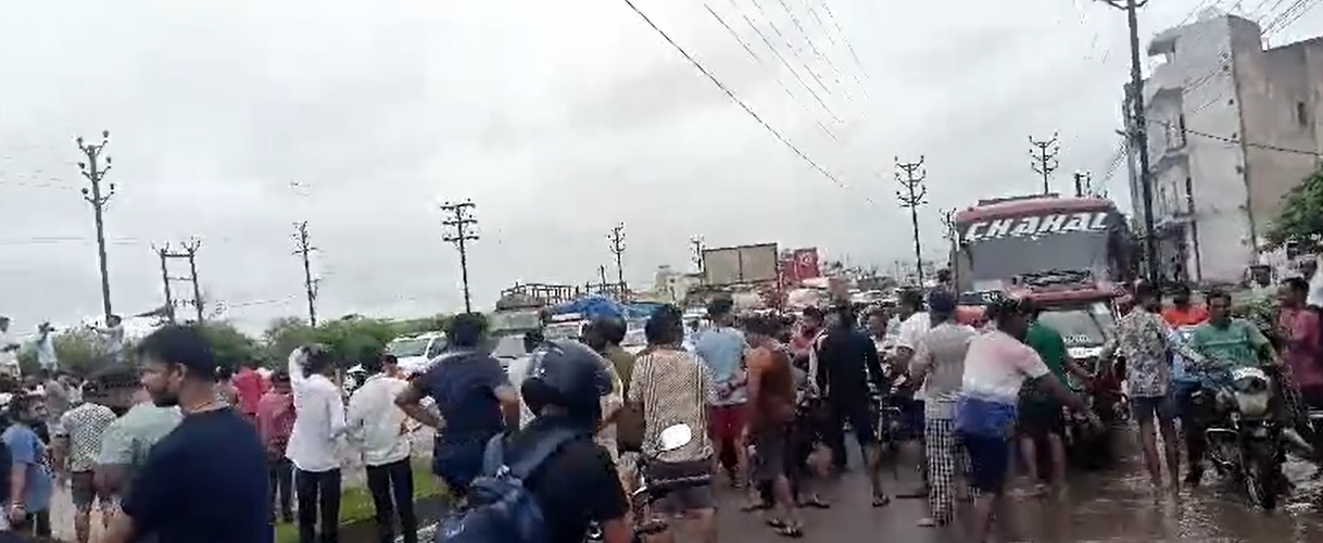 बड़ी खबर : मुंबई-हावड़ा रूट पर चक्काजाम, जिला और निगम प्रशासन का सिस्टम फेल, नहीं लगी भनक, बुरी तरह फंसे लोग…
