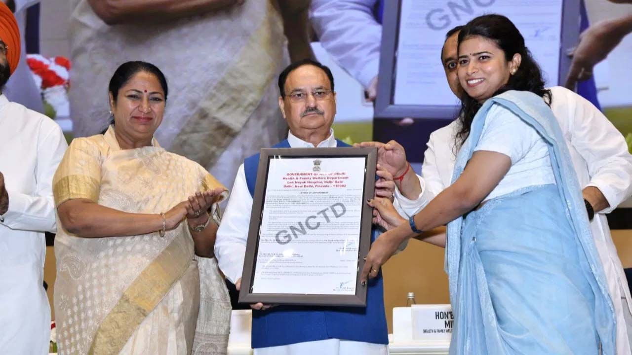 Delhi: सरकारी अस्पतालों में 1300 नर्सिंग स्टाफ की हुई नियुक्ति, CM रेखा गुप्ता और केंद्रीय स्वास्थ्य मंत्री ने सौंपे पत्र