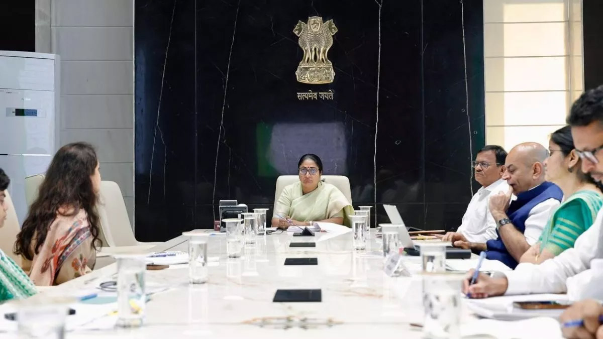 CM रेखा गुप्ता की बड़ी पहल, दिल्ली के स्कूलों में बच्चों को सिखाई जाएंगी गैर-हिंदी भाषाएं, अधिकारियों को योजना रिपोर्ट तैयार करने का दिया निर्देश