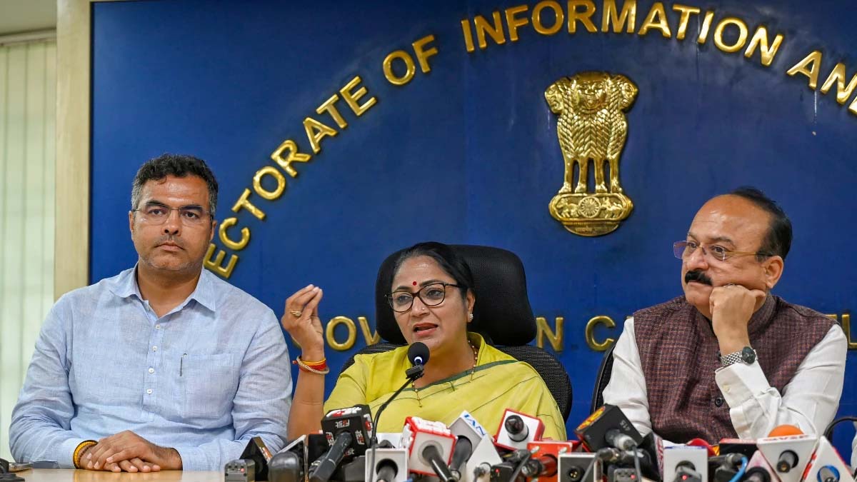 CM रेखा गुप्ता कैबिनेट का बड़ा फैसला, 1200 मेधावी छात्रों को मिलेगा फ्री लैपटॉप,175 स्कूलों में ICT लैब