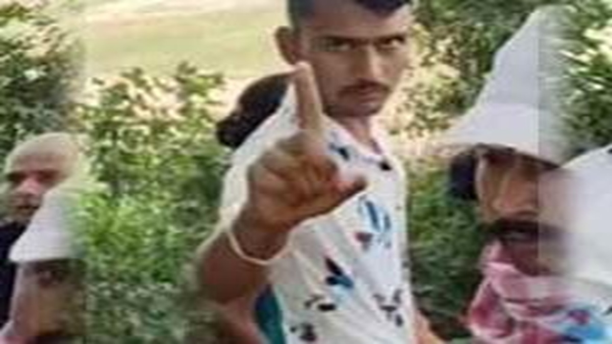 Couple Caught in Forest : आपत्तिजनक अवस्था में पकड़ा गया प्रेमी-जोड़ा, वीडियो सोशल मीडिया पर वायरल, जानें पूरा मामला