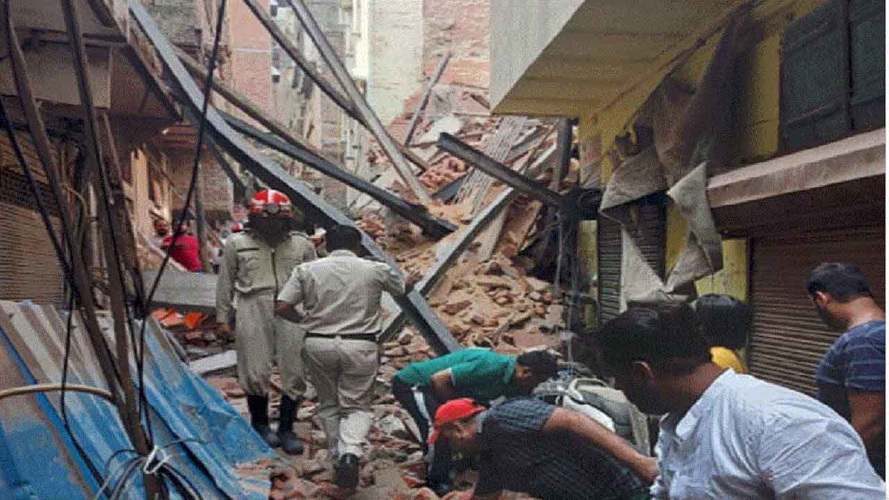 Delhi: आजाद मार्केट में 3 मंजिला इमारत ढही, 1 व्यक्ति की मौत, कई घायल, राहत कार्य जारी