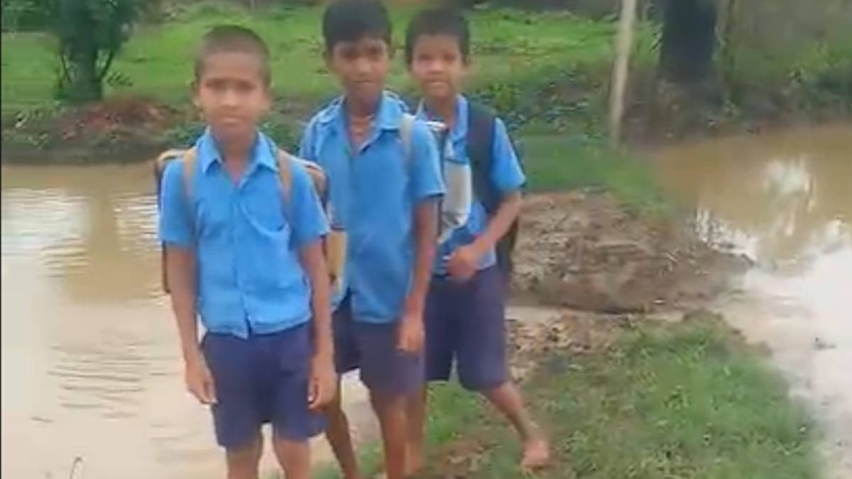 स्कूल के नहीं बना रास्ता, खेत के मेढ़ से रोज आना-जाना करते हैं नौनिहाल
