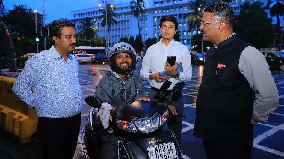 मंत्री ने बुक की Rapido Bike, राइडर आते ही अधिकारियों के उड़ गए होश, जानें पूरा मामला