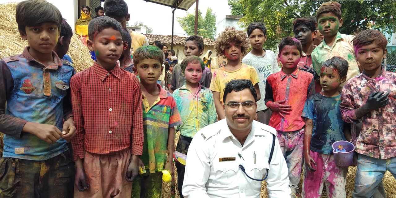 Chhattisgarh News: कौन है ट्रैफिक मैन महेश मिश्रा जिन्हें मिलेगा राष्ट्रपति पदक, इनकी डिग्री जानकर उड़ जाएंगे होश