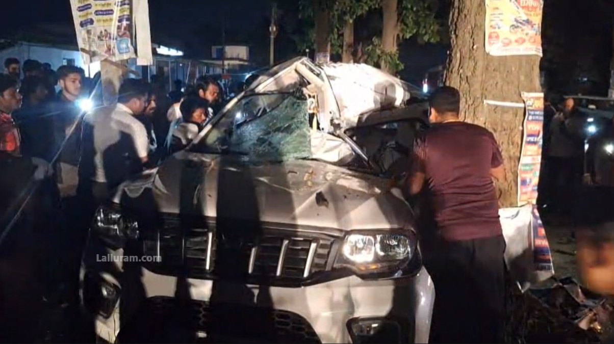 CG Accident News : अनियंत्रित होकर पेड़ से टकराई तेज रफ्तार कार, युवक-युवती की मौके पर ही मौत, 3 की हालत गंभीर, देखें Video