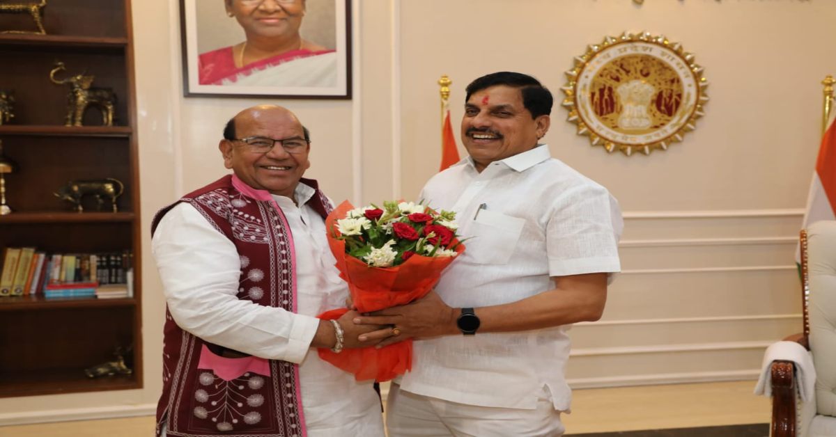 देवास में जनजाति वर्ग के हित में की गई कार्यवाही से आयोग संतुष्ट, CM डॉ मोहन से मिले अंतर सिंह आर्य, आश्वासन के बाद Dewas दौरा निरस्त