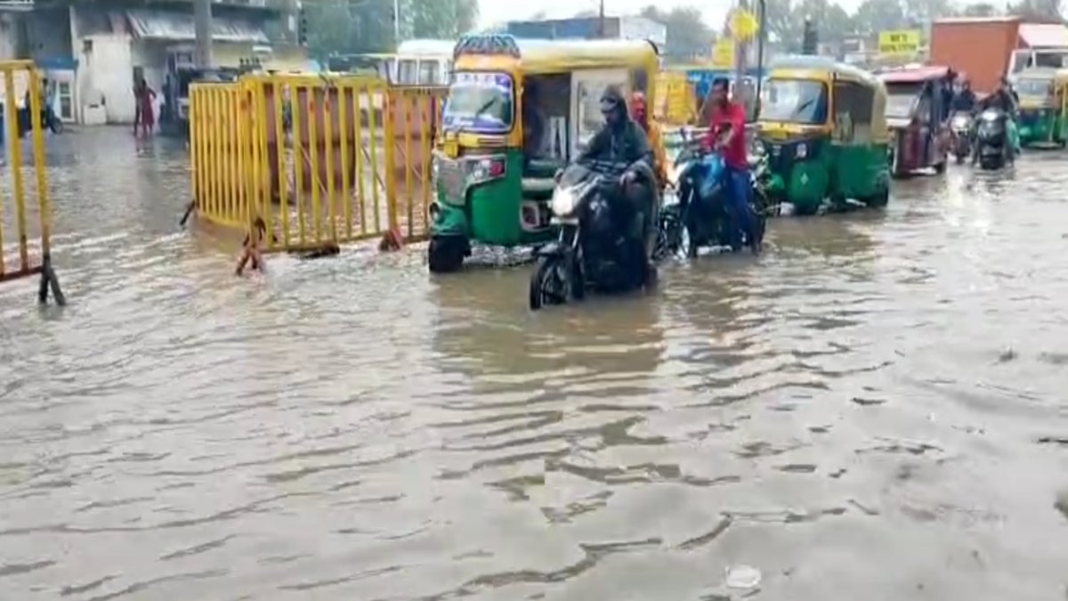 भोपाल में बारिश ने किया बुरा हाल: स्टेशन रोड पर घुटनों-घुटनों तक भरा पानी, गड्ढों और खुले चैंबर्स से जनता परेशान 