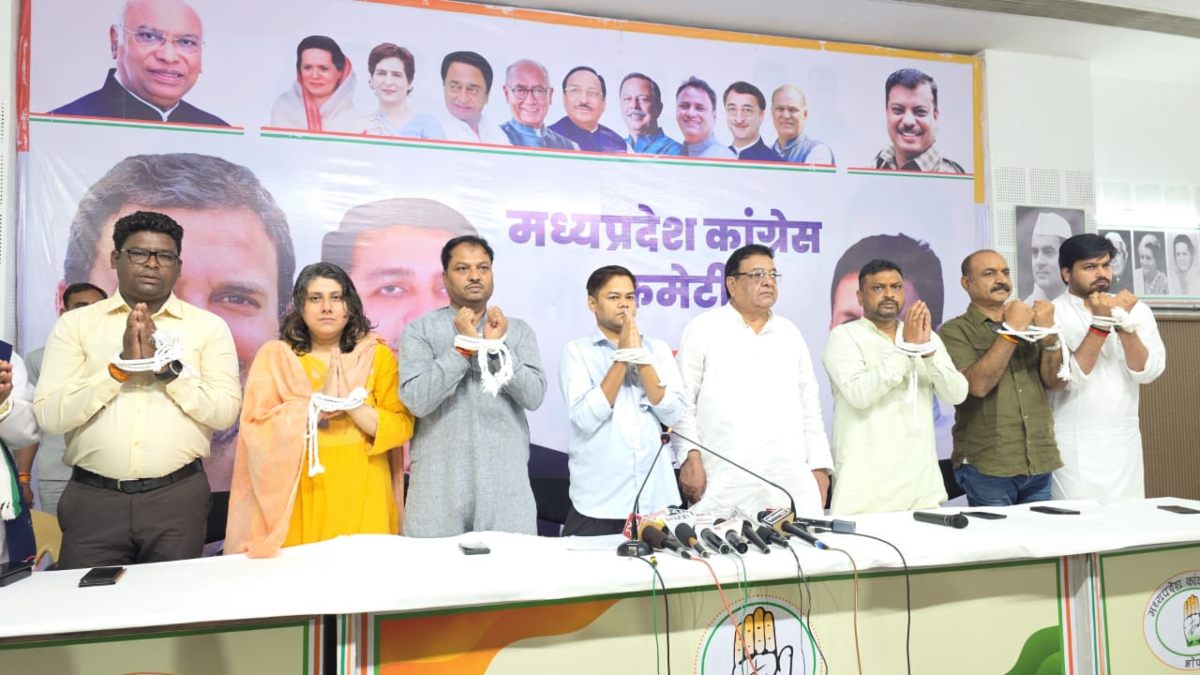 भोपाल में कांग्रेस का रस्सी से हाथ बांधकर अनोखा प्रदर्शन, डीजीपी के बयान का जताया विरोध, BJP के नए प्रदेश अध्यक्ष से पूछे सवाल 