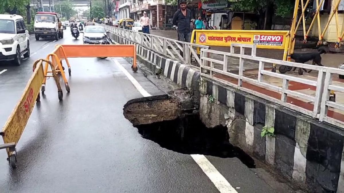 भोपाल में सड़क धंसने से बना 10 फीट का गड्ढा: एमपी नगर रोड में हुए गड्ढे पर PWD ने दी सफाई, मांगी खस्ताहाल सड़कों की रिपोर्ट